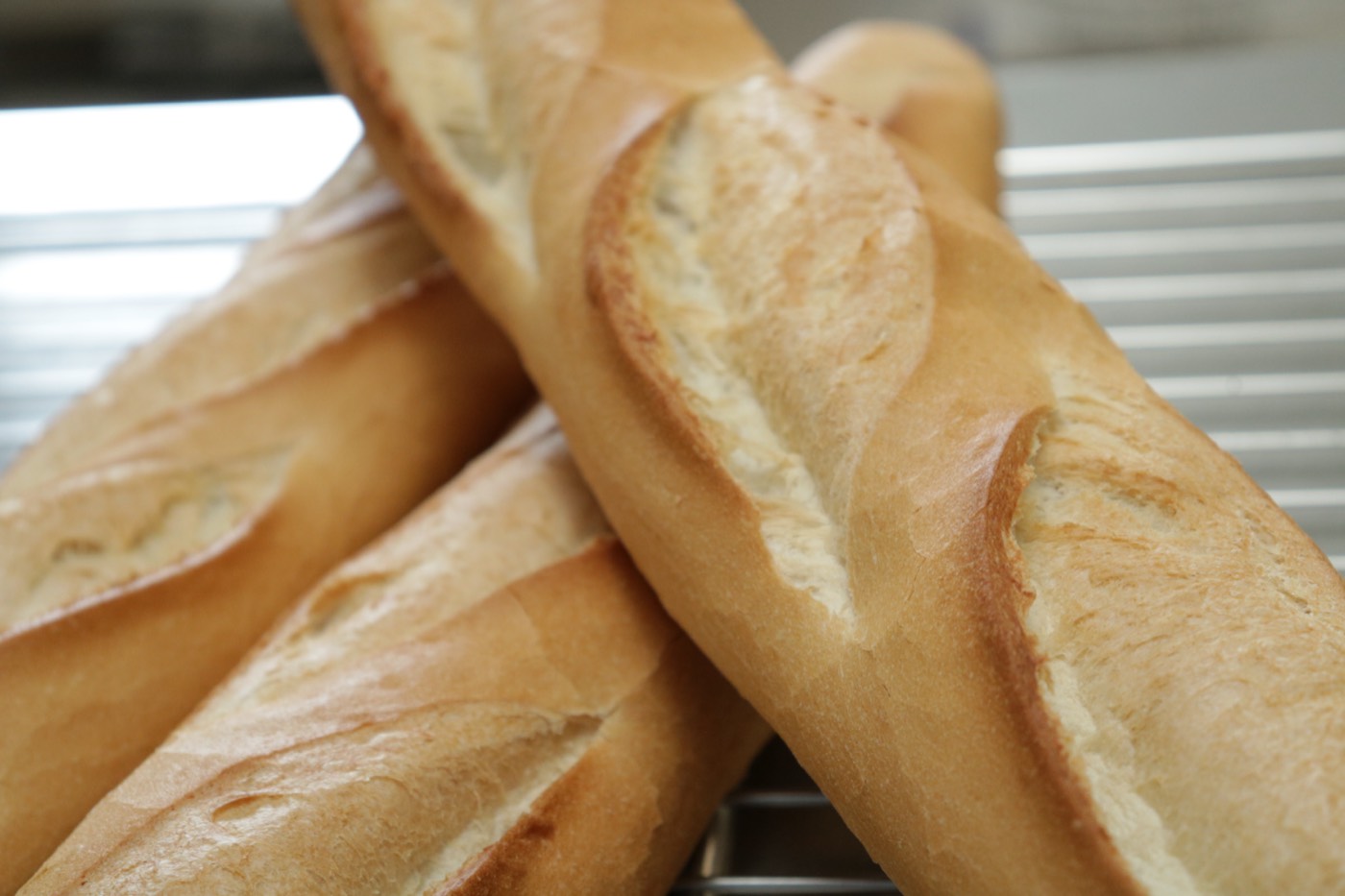 Photo à plat sur fond sombre : farine, pains, beignets